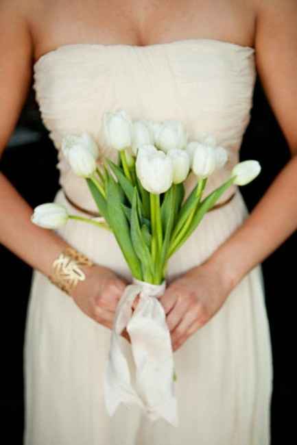 Je commence avec deux bouquets blancs et un seul type de fleurs. C'est facile !!!