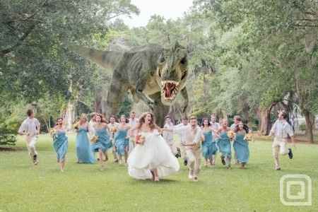 Scène de poursuite entre un T-Rex et les mariés