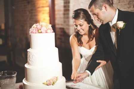 Qui respectera la tradition du découpage de gâteau de mariage ?