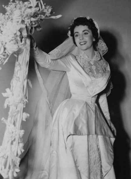 Elisabeth Taylor et son col claudine de dentelle
