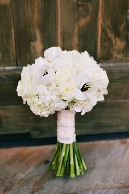 Bouquet blanc avec tiges vertes