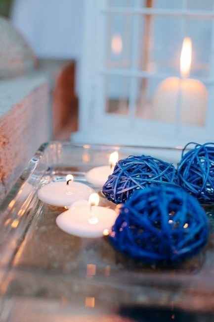 Bougies flottantes et boules en rotin bleues