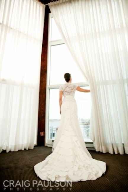 Photos de la mariée regardant par la fenêtre