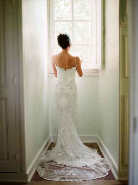 Photos de la mariée regardant par la fenêtre