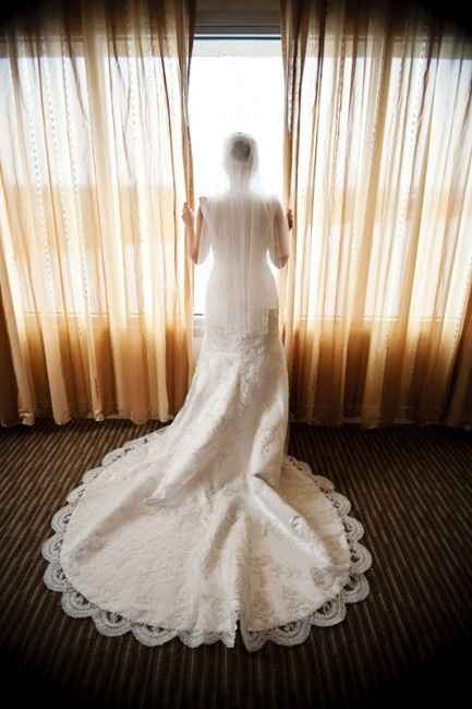 Photos de la mariée regardant par la fenêtre