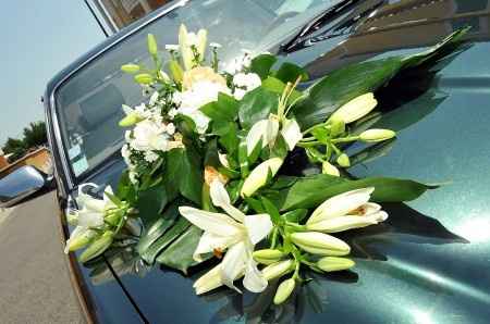 Composition florale pour capot de voiture de mariage