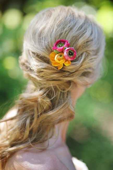 Votez pour votre coiffure avec fleur préférée !