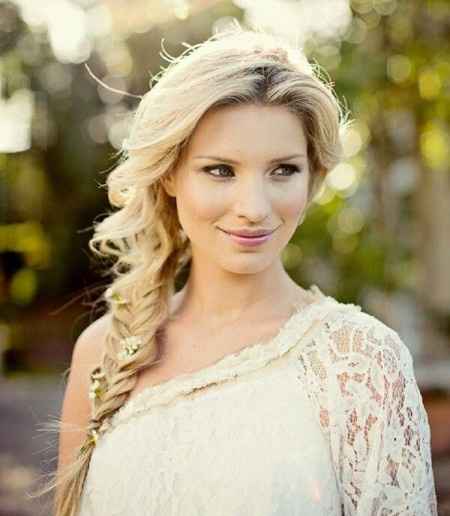 Votez pour votre coiffure avec fleur préférée !