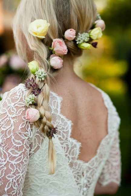 Votez pour votre coiffure avec fleur préférée !