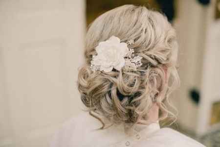 Votez pour votre coiffure avec fleur préférée !