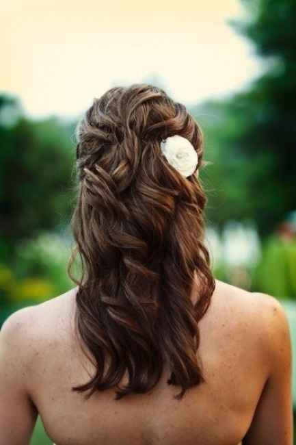 Votez pour votre coiffure avec fleur préférée !
