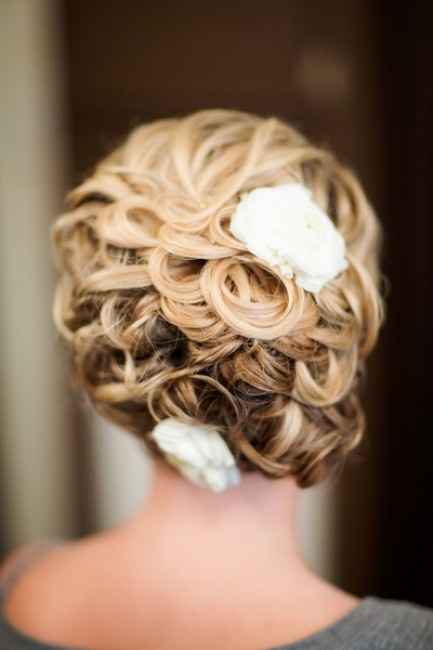 Votez pour votre coiffure avec fleur préférée !