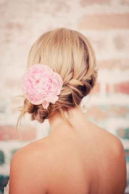 Votez pour votre coiffure avec fleur préférée !