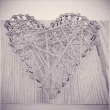 Une jolie déco en coeur avec une planche, des clous et du fil !