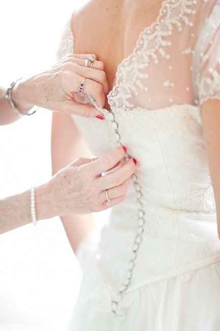 Le dos de votre robe : petits boutons ou laçage ?
