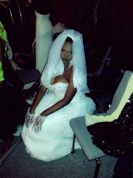 Décolleté hot pour la robe de mariée de Samira Nicki Diop