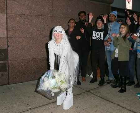 Si vous avez loupé le look de mariée de lady GaGa, le voilà !!