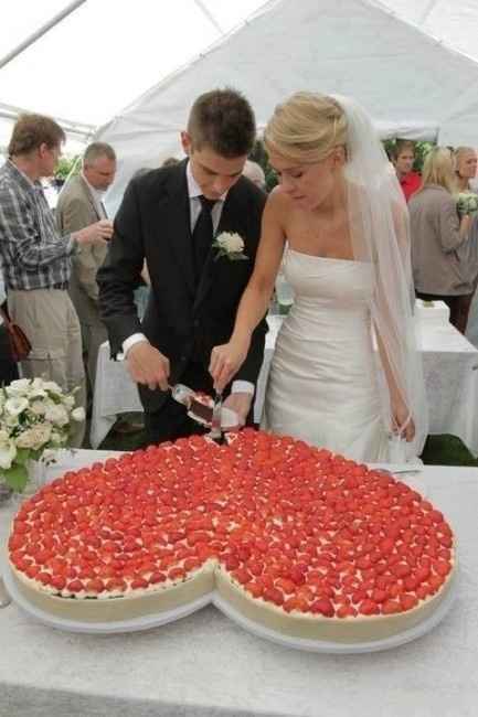 Fan ou pas fan de ce big gâteau de mariage en coeur ?