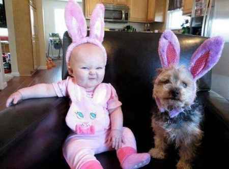 18 photos trop mignonnes d'enfants avec leur chien/chat: votez pour votre préférée !