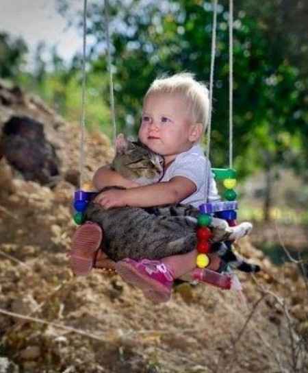 18 photos trop mignonnes d'enfants avec leur chien/chat: votez pour votre préférée !