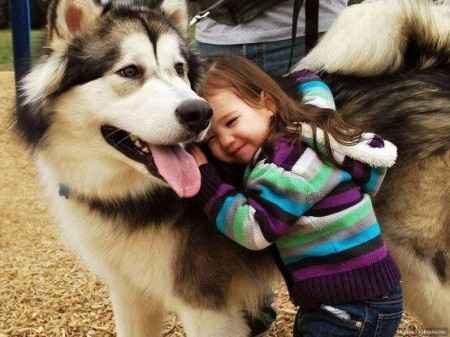 18 photos trop mignonnes d'enfants avec leur chien/chat: votez pour votre préférée !