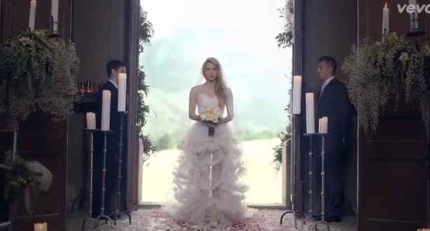 Comment trouvez-vous Shakira en robe de mariée dans son clip Empire ?