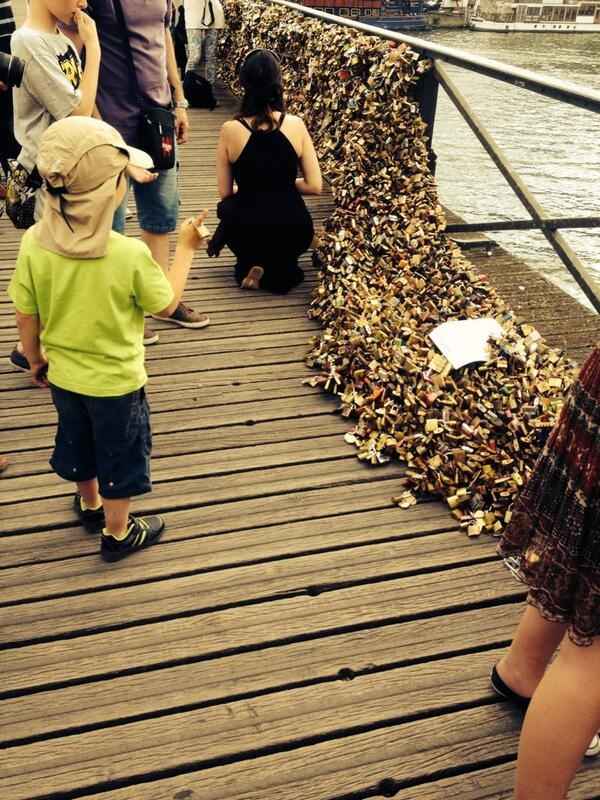 Quand les cadenas du pont des amours s'effondrent...