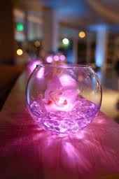 Centre de table avec billes leds violettes