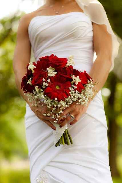 8 bouquets de mariées rouges et blancs: votez pour votre préféré !