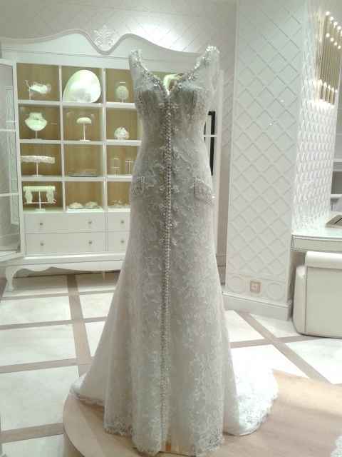A, B ou C ? Vitrine magasin Pronovias Barcelone