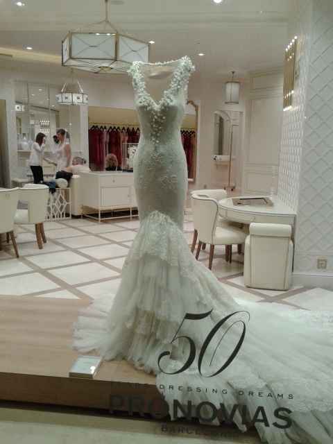 A, B ou C ? Vitrine magasin Pronovias Barcelone