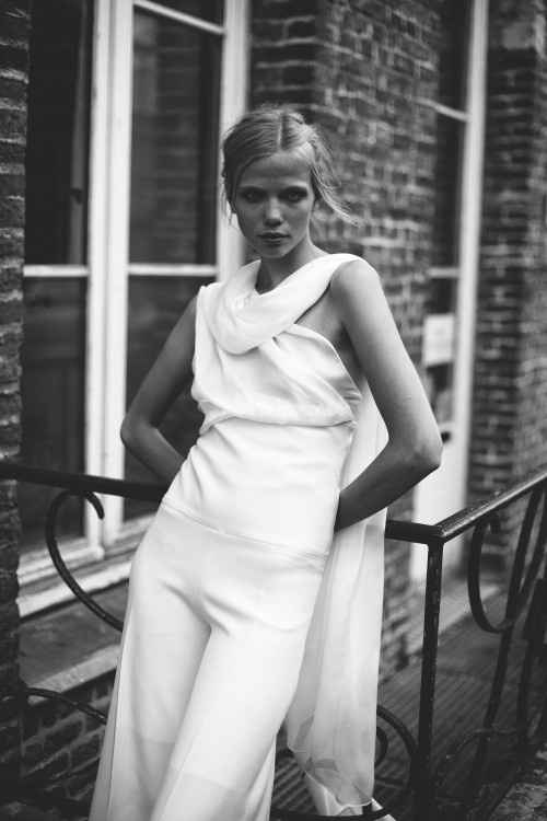 idées de look de mariée en pantalon