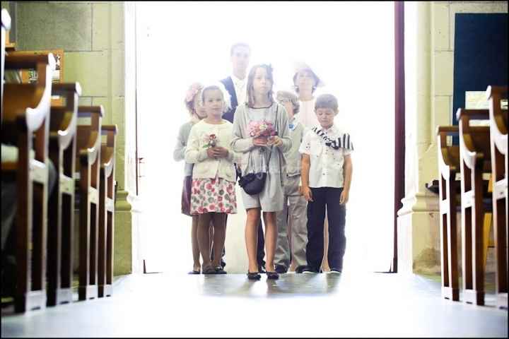 Les enfants Ã  l'entree de l'eglise