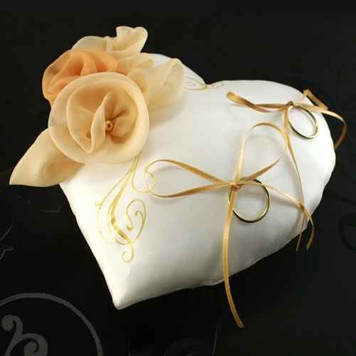 Coussin alliances or et blanc