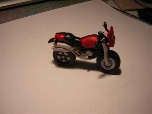 Moto en pâte fimo