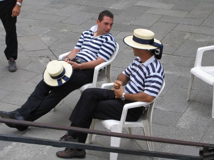 Gondoliers Venise