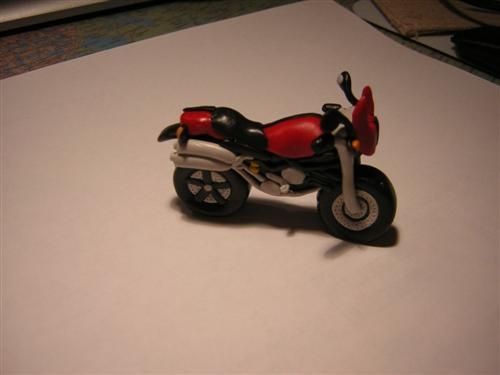 Moto en pâte fimo