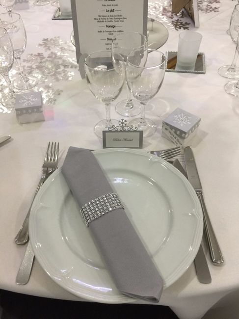 table avec boite à dragées, porte nom et menu