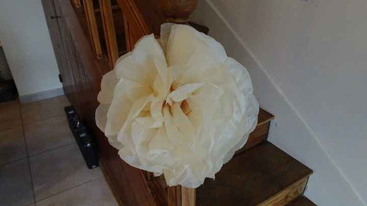 Les pompns en papier de soie crème et vert pour la cérémonie laïque