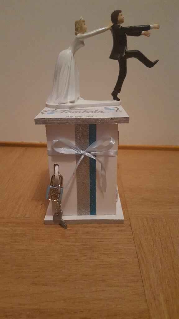 La tirelire pour permettre aux invités de participer à la tombola (La jarretière fait partie des lot