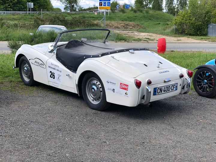 Au secours ! Voiture de mariage - 1