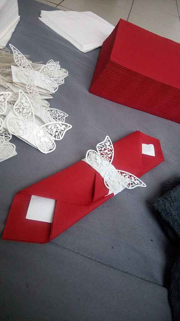 Boîte à dragées et serviettes en papier. - 1