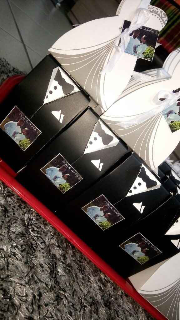 Boîte à dragées et serviettes en papier. - 2