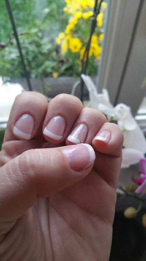 French manicure - 1