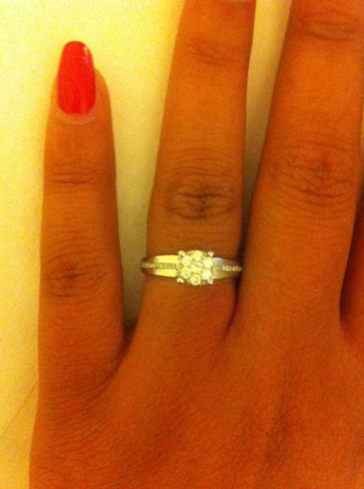 Qui porte une bague de fiançailles ? - 1