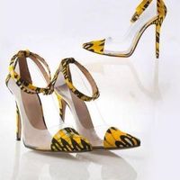 Chaussure de couleur