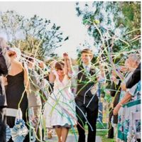 Les invités qui agitent un bâton où sont attachés des rubans aux couleurs de ton mariage