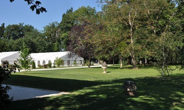 Une partie du parc avec le chapiteau