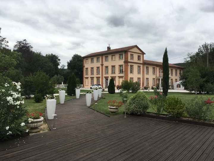 Vue de l'entrée du chapiteau avec sa terrasse 