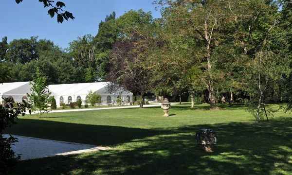 Une partie du parc avec le chapiteau